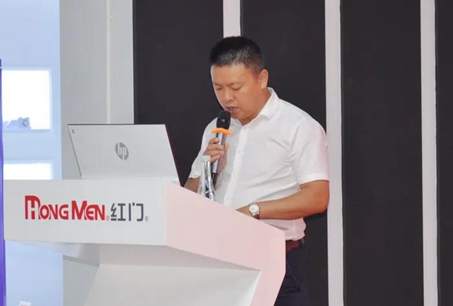 工會副主席李軍上臺宣讀表彰“三八紅旗手”的決定.jpg 工會副主席李軍上臺宣讀表彰“三八紅旗手”的決定.jpg