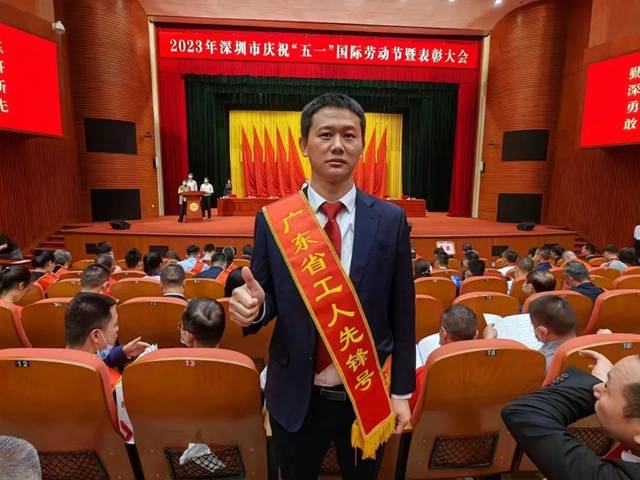 （紅門公司總工曾紅軍先生作為研發(fā)部代表領(lǐng)獎）.jpg